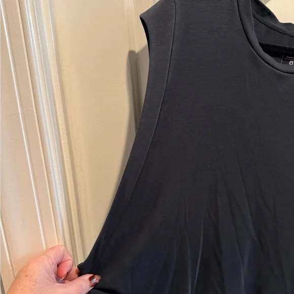 On Running Black Sleeveless Athletic Focus Crop Top Size XL - Picture 2 of 9